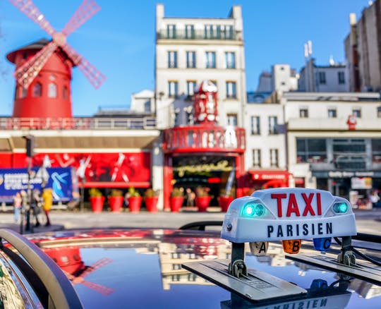 Visita interactiva de París en autobús y cena-espectáculo en el Moulin Rouge