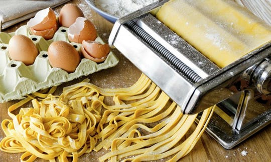 Exclusive cooking lesson, lunch and grocery tour in Rome