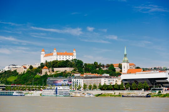 Excursión de un día a Bratislava en autobús y barco desde Viena