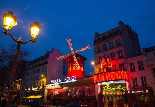 Recorrido por la ciudad de París y espectáculo en el Moulin Rouge