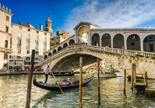 Tradicional paseo en góndola por el Gran Canal de Venecia