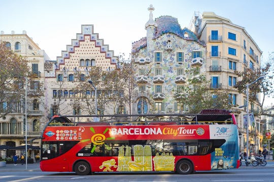 Recorrido en autobús turístico por Barcelona con crucero en catamarán