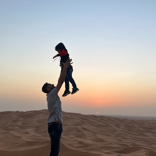 Safari por el desierto de Dubai: Sandboard en las Dunas Rojas, Espectáculo en Directo + Cena
