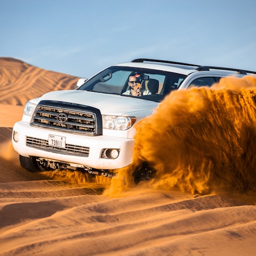 Safari nocturno por el desierto de Dubai: Sandboarding, Paseo en Camello + Cena Barbacoa