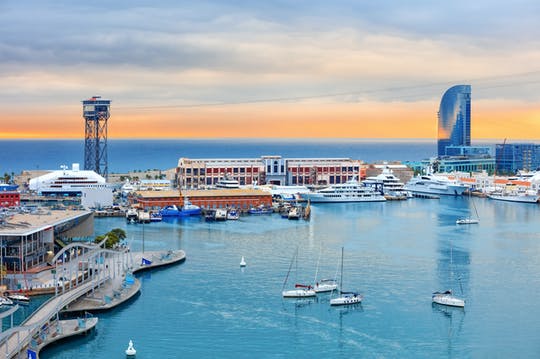 Hora del vermú y experiencia en navegación en Barcelona
