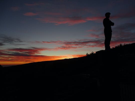 Excursión 4x4 al atardecer en el Etna con cueva de lava y degustaciones locales