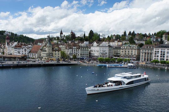 Excursión de un día a Lucerna con crucero en yate desde Zúrich