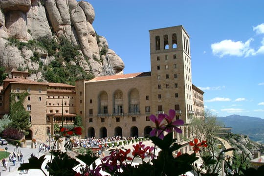Easy Montserrat bus tour from Barcelona