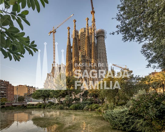 Visita a la Sagrada Familia en grupos pequeños con acceso prioritario y guía local experto