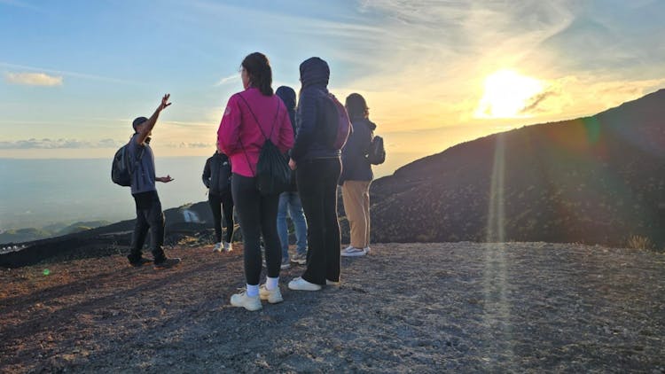 Excursión en grupo reducido al atardecer en el Etna desde Catania con degustaciones