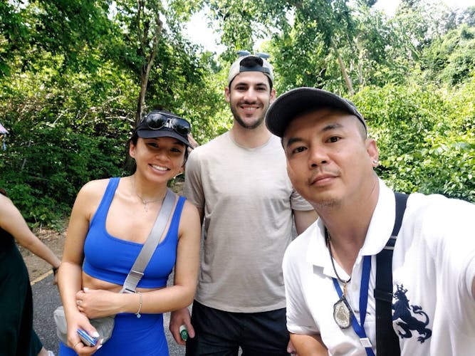 Excursión privada en furgoneta de lujo, cataratas de Erawan, mercados flotante y ferroviario