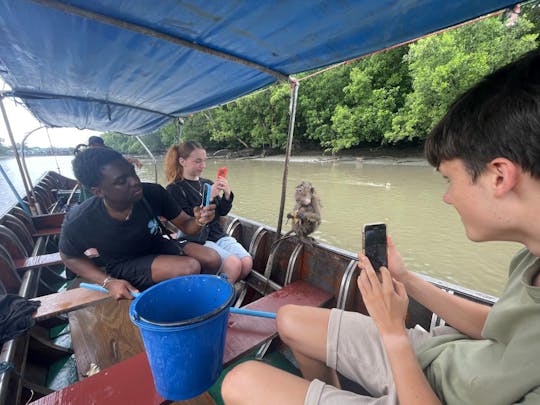 Mercados flotantes y ferroviarios y visita privada en barco por los manglares