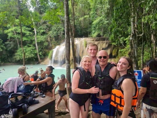 Excursión privada a las cataratas de Erawan y al mercado flotante y ferroviario