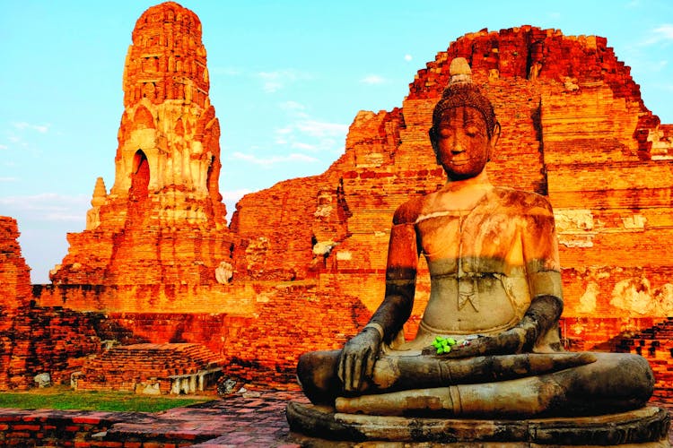 Templos de Ayutthaya y paseo en barco al atardecer en una aventura privada