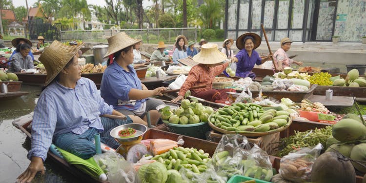 Visita privada a los mercados flotante y ferroviario con visita a una azucarera