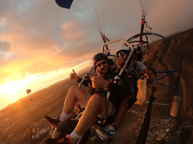 Vuelo en paratrike sobre Adeje, impresionantes montañas y paisajes