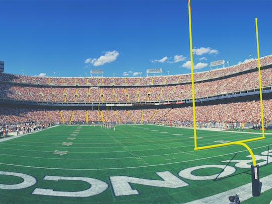 Entrada para el partido de fútbol de los Denver Broncos en el Mile High Stadium