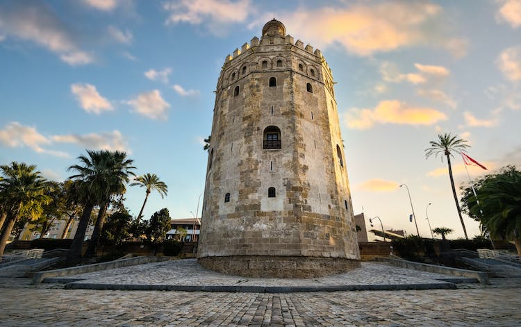 Triana historical quarter with Guadalquivir river walking tour