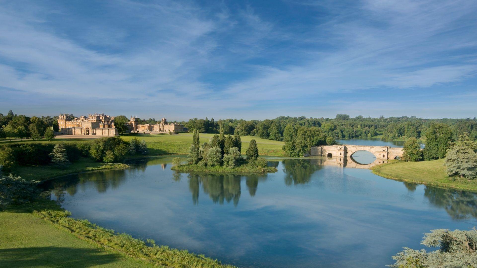 Blenheim Palace and Cotswolds Day Trip from London