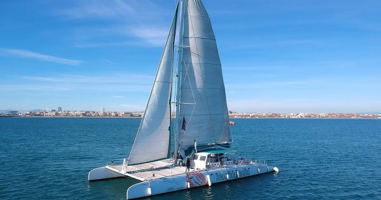 Fiesta en catamarán con DJ en vivo