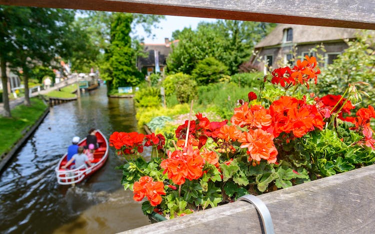 Day Trip to Giethoorn, Authentic Boat Cruise and Walking Tour