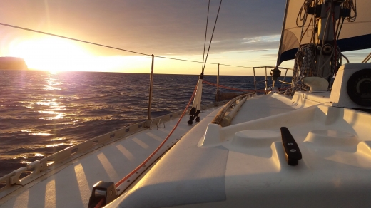 Puesta de sol privada en velero para parejas en Menorca