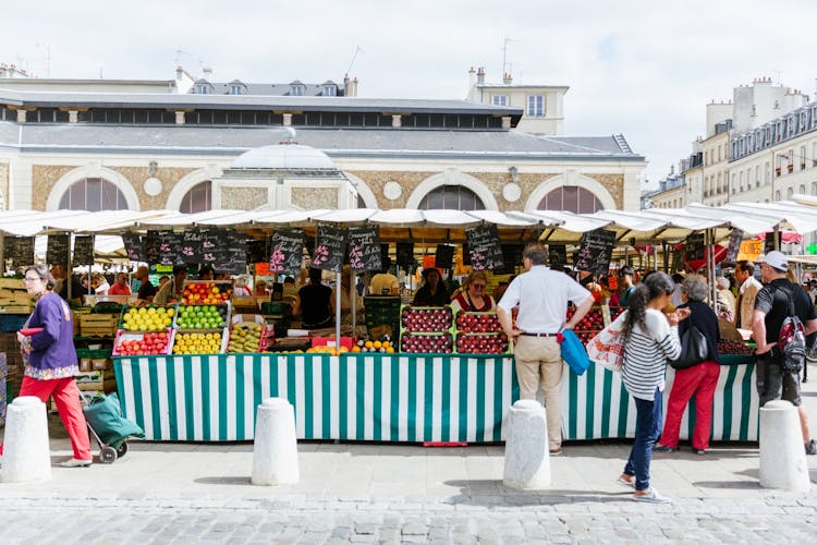 Versailles full-day bike tour with gardens and picnic stop