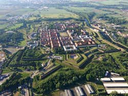 Excursión privada al Campo de Concentración Terezín + Paseo en helicóptero