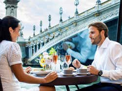 Crucero por el Sena desde la Torre Eiffel con comida