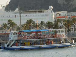 Paseo en Las Golondrinas por el puerto de Barcelona