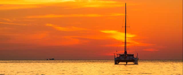 Paseo en catamarán al atardecer con música en directo
