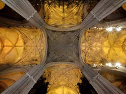 Visita nocturna a la catedral de Sevilla + Espectáculo de luz y sonido