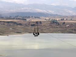 Pícnic colgante sobre la laguna de Piuray