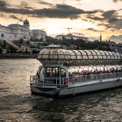 Budapest: Cena en barco + 1 bebida + Música en directo