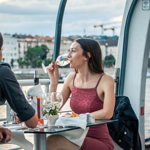 Budapest: Cena en barco + 1 bebida + Música en directo