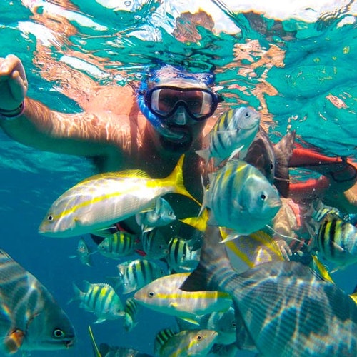 Isla Mujeres: Excursión en catamarán con snorkel y club de playa desde Cancún